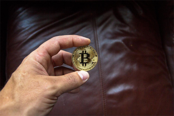 美欧惊天贸易协定达成！15%关税+6000亿投资，全球经济迎来新转机？金价一度低开15美元